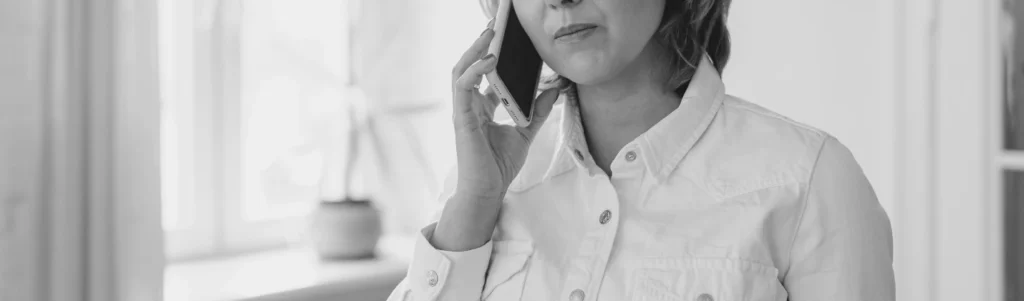 kobieta rozmawiająca przez telefon