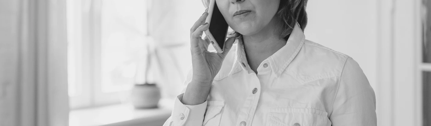 kobieta rozmawiająca przez telefon